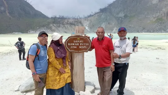 Friends Practice Kung Fu at Kawah Putih – AI Generated Video | Hailuo AI