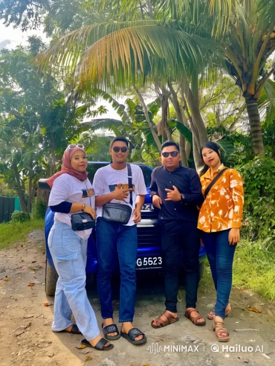 Four Friends Demonstrate Kung Fu Skills in Tropical Setting – AI Generated Video | Hailuo AI