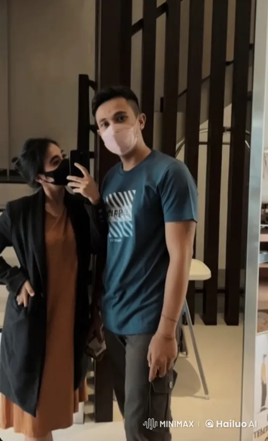 Casual Couple Practicing Kungfu in Mirror – AI Generated Video | Hailuo AI