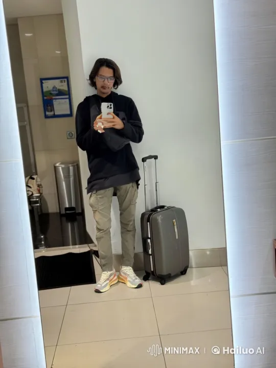 Kung Fu Practitioner Showcases Athleticism in Restroom Mirror Video – AI Generated Video | Hailuo AI