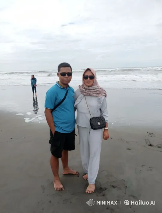 Couple Practices Kung Fu on Beach with Admirer – AI Generated Video | Hailuo AI