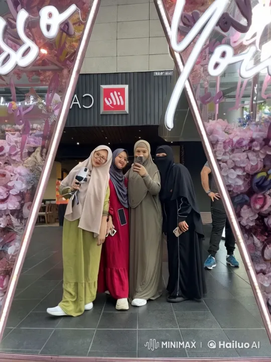 Five Women Display Kungfu Skills in Urban Setting – AI Generated Video | Hailuo AI