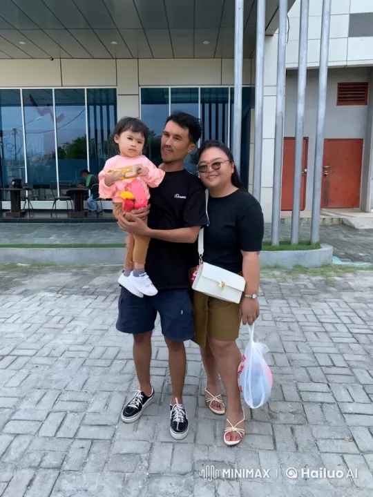 Family Watches Man Perform Impressive Kung Fu – AI Generated Video | Hailuo AI