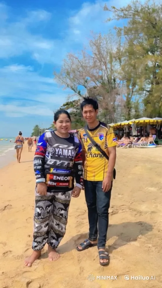 Friends Enjoy Sunny Beach Day in Casual Wear – AI Generated Video | Hailuo AI
