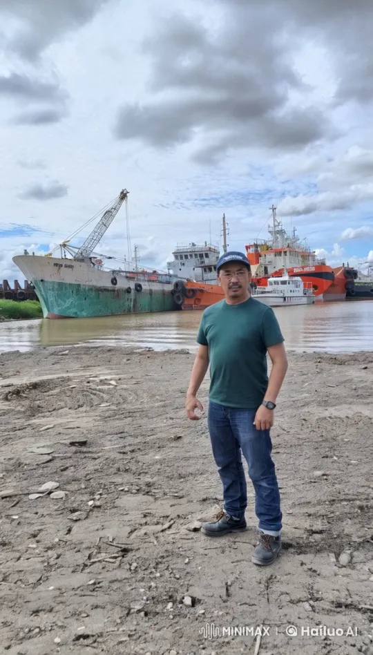 Kungfu Practitioner Demonstrates Graceful Moves on Shoreline – AI Generated Video | Hailuo AI