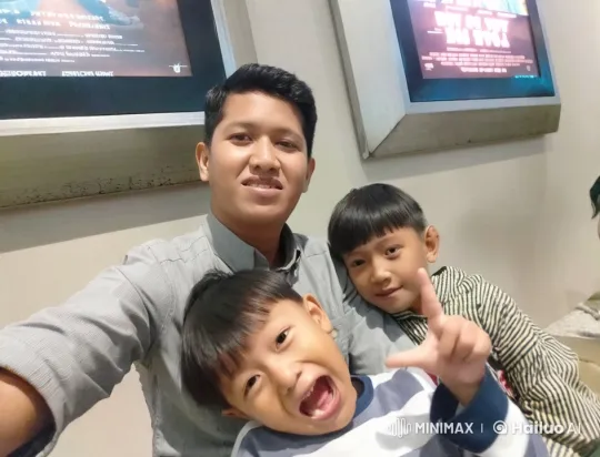 Family Enjoys Spontaneous Kungfu Fun in Relaxing Setting – AI Generated Video | Hailuo AI