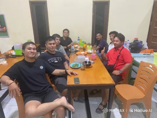 Friends Enjoy Playful Banter and Sparring at Dining Table – AI Generated Video | Hailuo AI