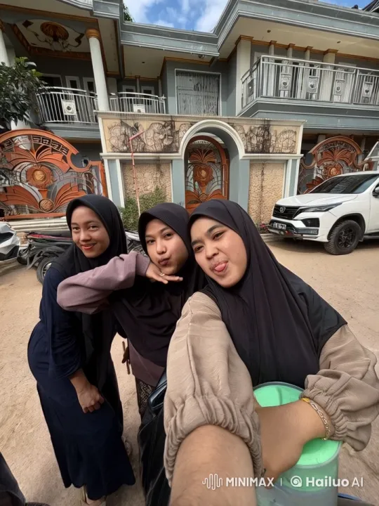 Islamic Attired Individuals Perform Kung Fu in Front of Luxurious House – AI Generated Video | Hailuo AI