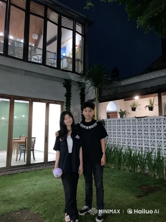 Nighttime Kickboxing Duo Displaying Friendship – AI Generated Video | Hailuo AI