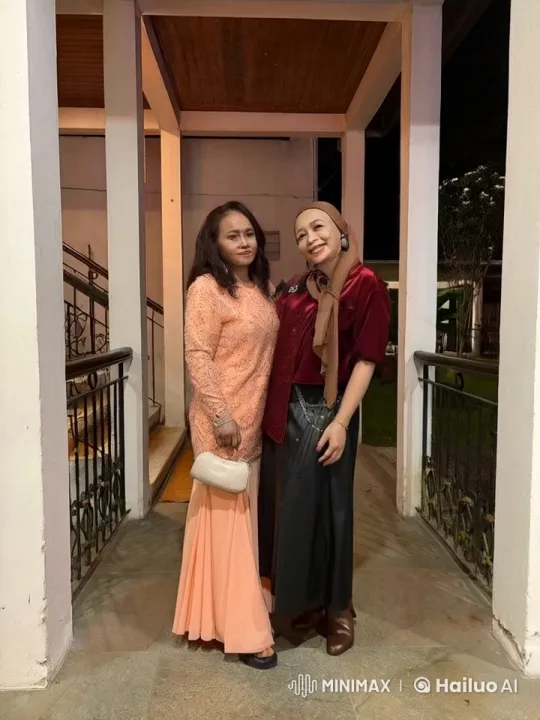 Stylish Women's Kung Fu Battle on Elegant Building Porch – AI Generated Video | Hailuo AI