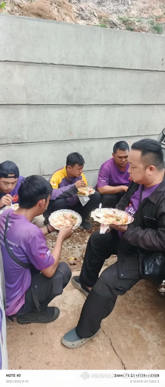 Five Men in Purple Uniforms Engage in Kung Fu Fight – AI Generated Video | Hailuo AI