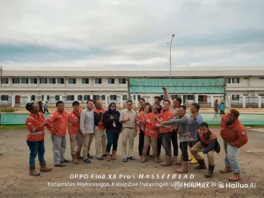 Workers Display Camaraderie with Playful Kungfu Poses – AI Generated Video | Hailuo AI