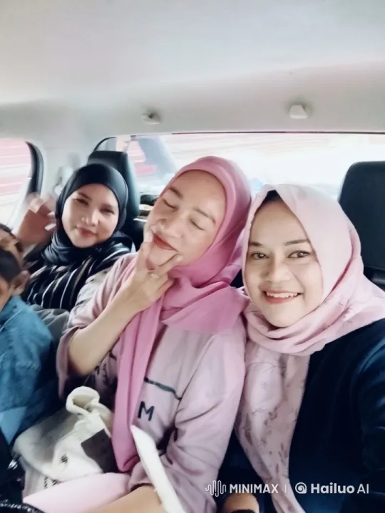 Group of Friends Enjoying a Car Ride in City – AI Generated Video | Hailuo AI