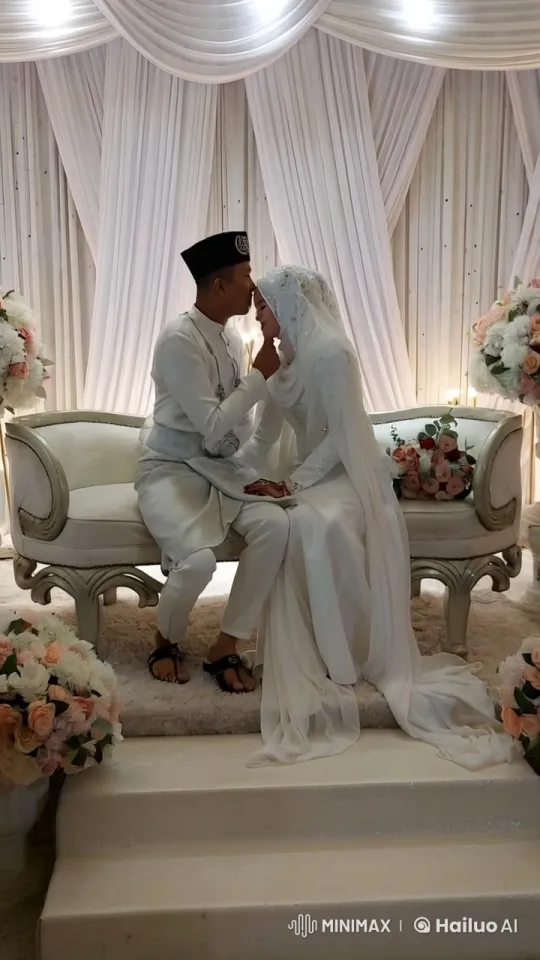Traditional Attired Couple Performs Kung Fu at Wedding – AI Generated Video | Hailuo AI