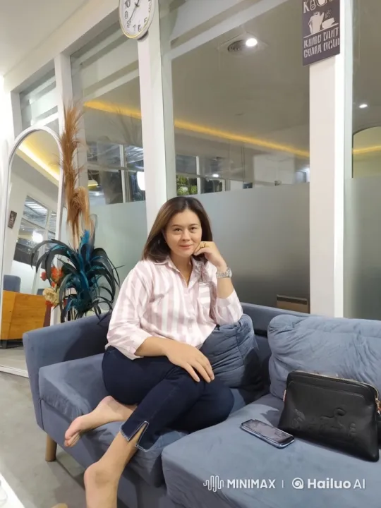 Woman Showcases Kung Fu Skills in Contemporary Lounge – AI Generated Video | Hailuo AI