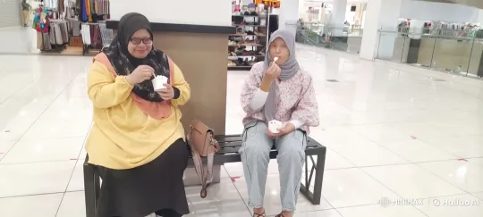 Women Engage in Synchronized Kung Fu Fight at Mall – AI Generated Video | Hailuo AI