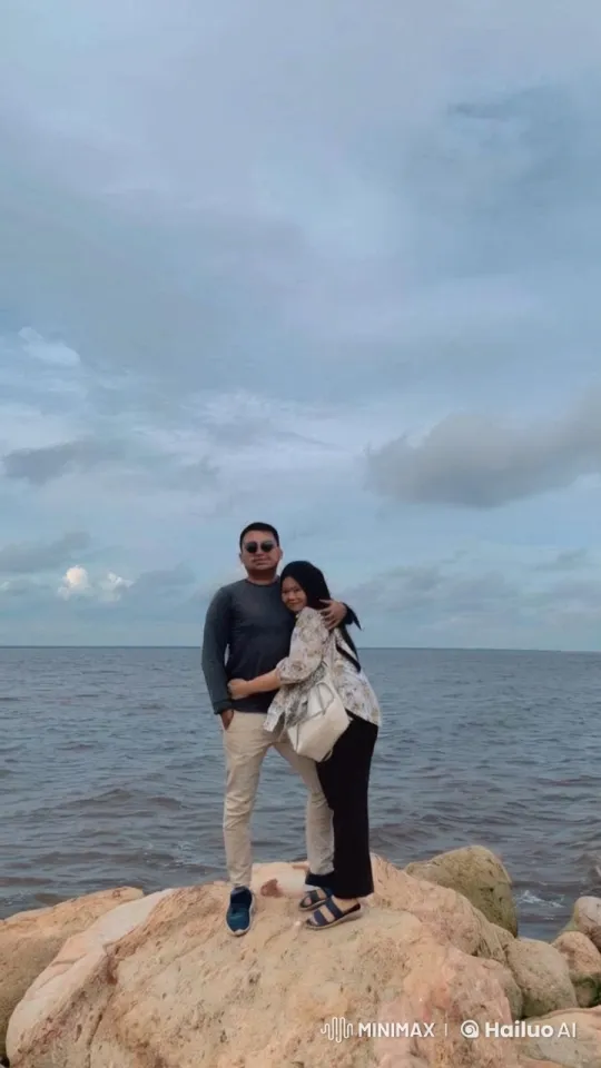 Couples' Dynamic Martial Arts Routine by the Sea – AI Generated Video | Hailuo AI