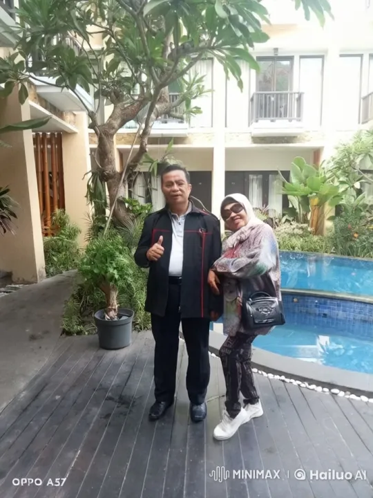 Couple Practicing Impressive Kungfu in Lush Courtyard – AI Generated Video | Hailuo AI