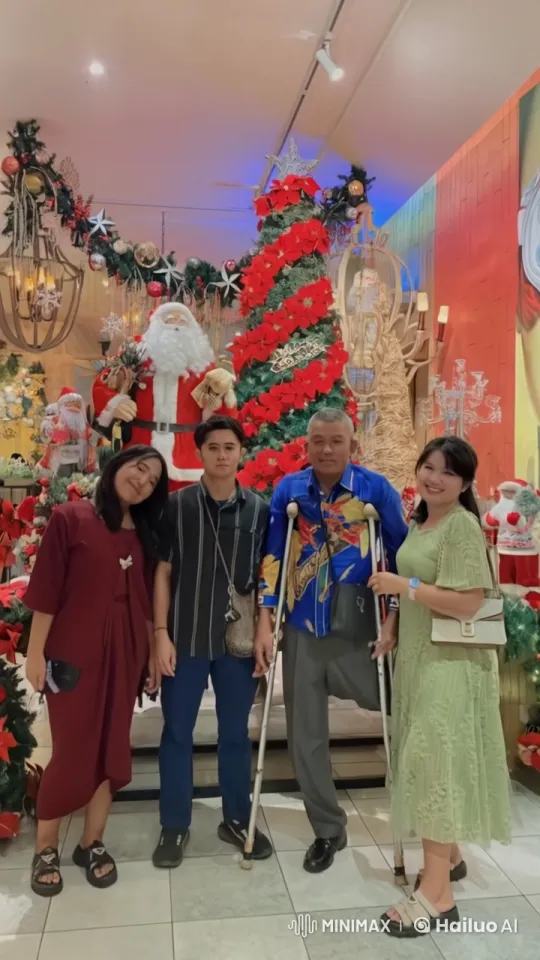 Christmas-Themed Kungfu Fight with Dynamic Moves – AI Generated Video | Hailuo AI