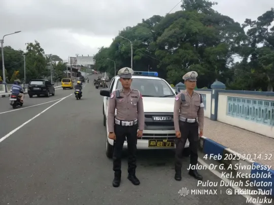 Police Officers Perform Martial Arts in Busy Roadside Scene – AI Generated Video | Hailuo AI