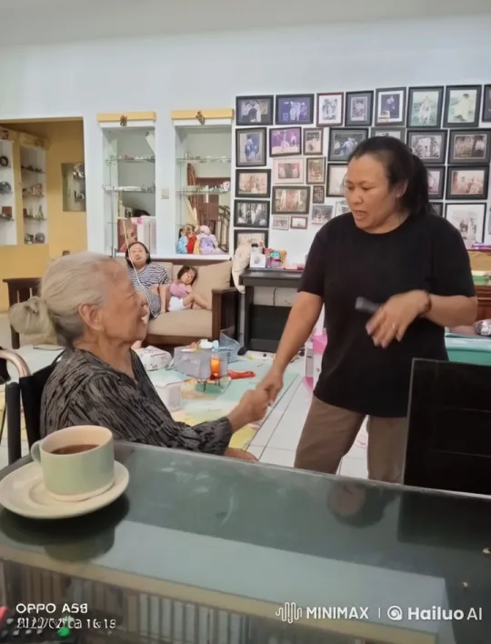 Elderly Woman Learns Kungfu from Family Member – AI Generated Video | Hailuo AI