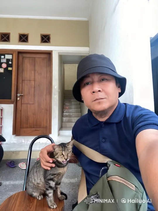 Cat and Man Engage in Dynamic Aerial Combat – AI Generated Video | Hailuo AI