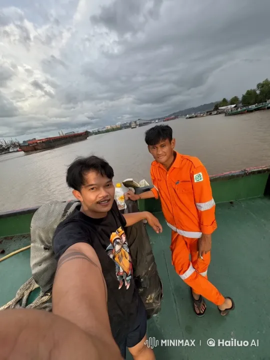 High-Energy Kungfu Battle on a Metal Boat – AI Generated Video | Hailuo AI