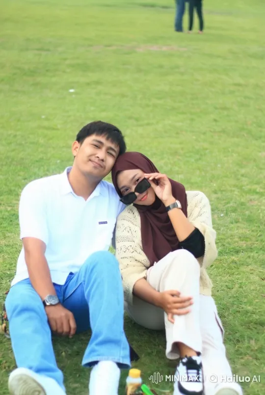 Couple's Playful Kung Fu Fight in the Park – AI Generated Video | Hailuo AI