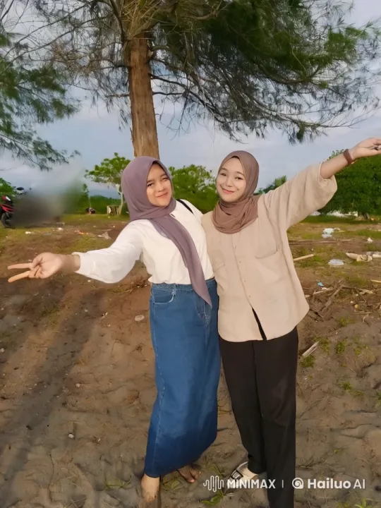 Women Practicing Kungfu Playfully in Outdoor Setting – AI Generated Video | Hailuo AI