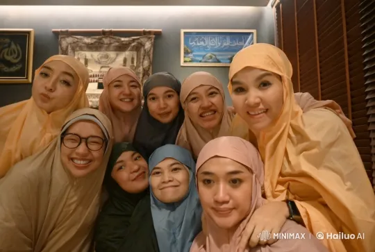 Epic Kungfu Session in Colorful Robes Amidst Islamic Art – AI Generated Video | Hailuo AI
