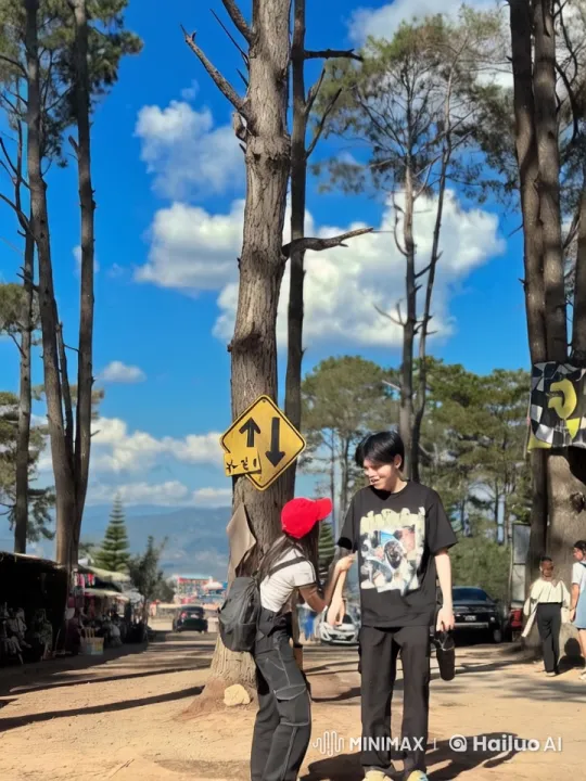 Martial Arts Fight in Bustling Outdoor Market – AI Generated Video | Hailuo AI