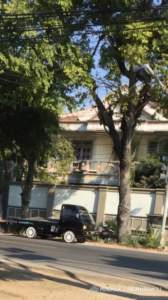 Urban Scene: Truck Transforms into Robot Amidst Tranquility – AI Generated Video | Hailuo AI