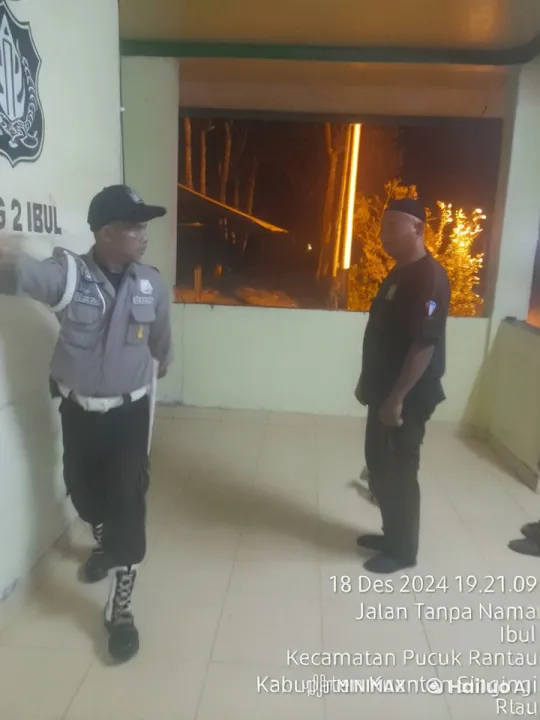 Nighttime Indoor Kung Fu Duel in White-Tiled Setting – AI Generated Video | Hailuo AI