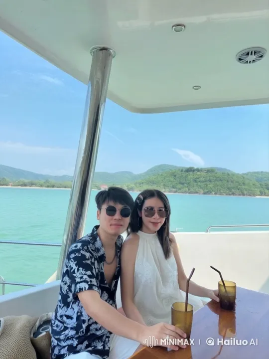 Couple Engages in Intense Kungfu Battle on Boat – AI Generated Video | Hailuo AI