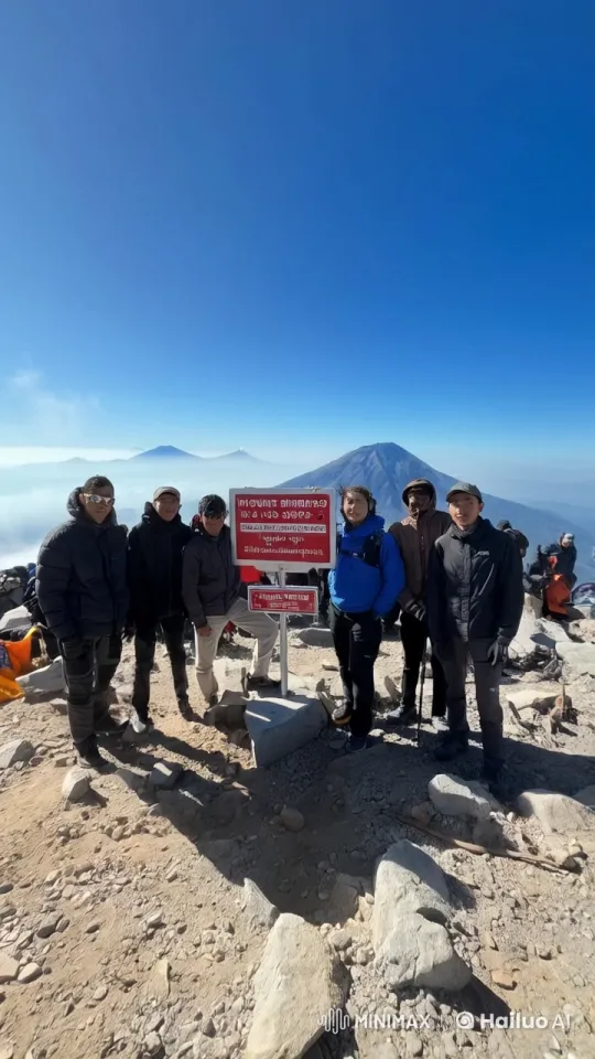 Adventurers Perform Wing Chun on Mount Sindoro Peak – AI Generated Video | Hailuo AI