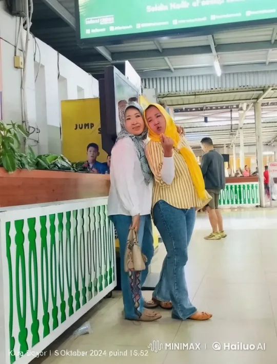 Kungfu Fight Showcases Acrobatic Skills in Busy Bogor Setting – AI Generated Video | Hailuo AI