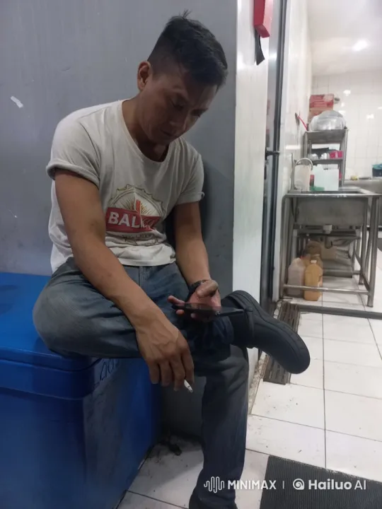 Casual Man in Kitchen Demonstrates Kungfu Mastery – AI Generated Video | Hailuo AI