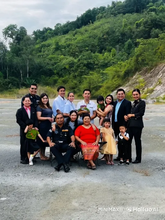 Family Gathering in Lush Greenery with Prominent Formal Figures – AI Generated Video | Hailuo AI