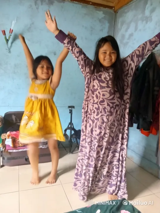 Two Practitioners Demonstrate Kung Fu Techniques in a Home Setting – AI Generated Video | Hailuo AI