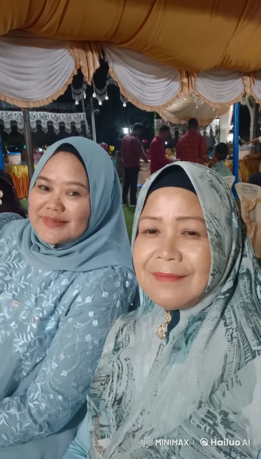 Elegant Outdoor Event with Decorated Tent and Chatter – AI Generated Video | Hailuo AI