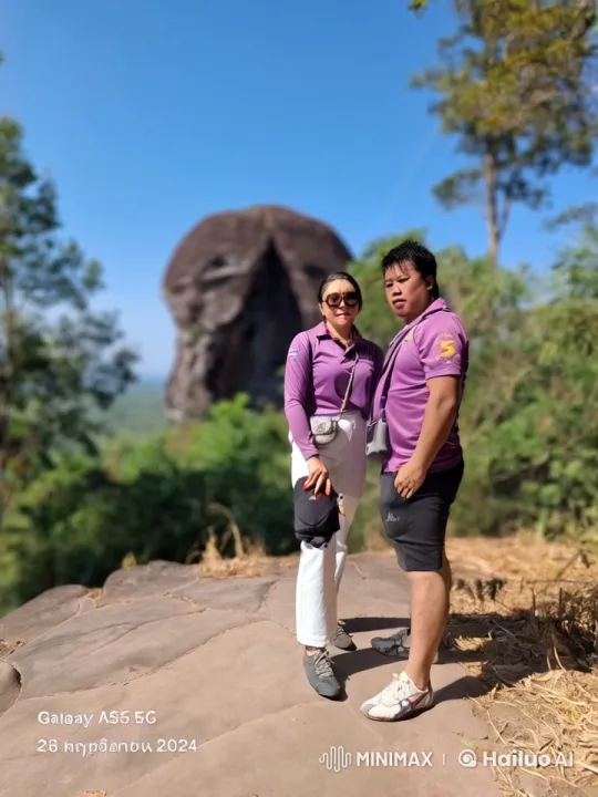 Couple Performs Intense Kung Fu in Scenic Outdoor Setting – AI Generated Video | Hailuo AI
