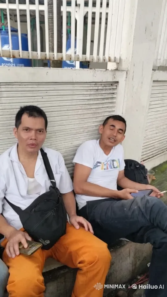Escalating Argument Leads to Fight Between Two Individuals – AI Generated Video | Hailuo AI