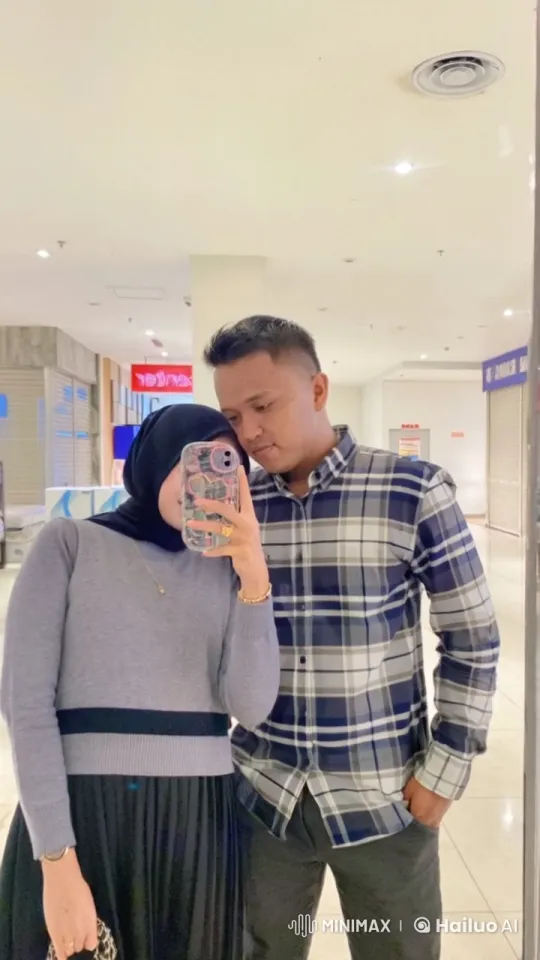 Couple Performs Dynamic Kung Fu in Shopping Mall – AI Generated Video | Hailuo AI
