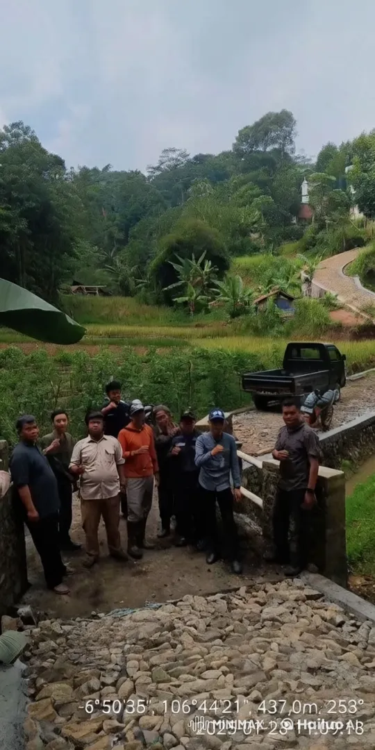 Rural Pathway: Group's Joyful Dance in Nature – AI Generated Video | Hailuo AI