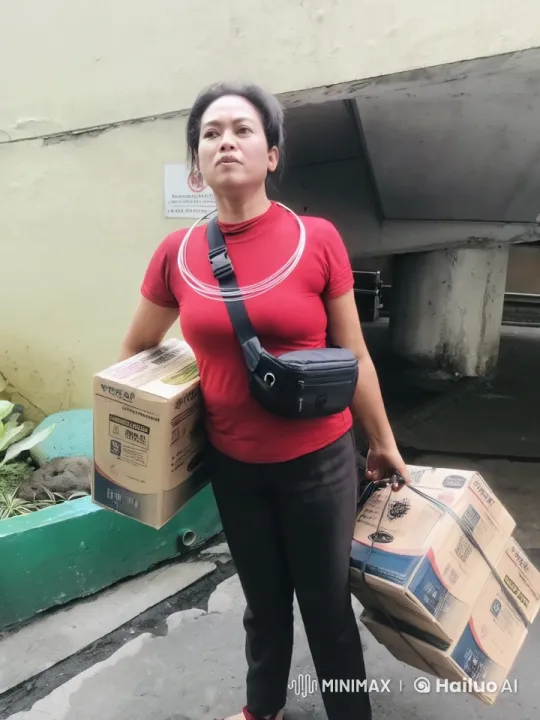 Woman Showcases Martial Arts Skills in Urban Setting – AI Generated Video | Hailuo AI