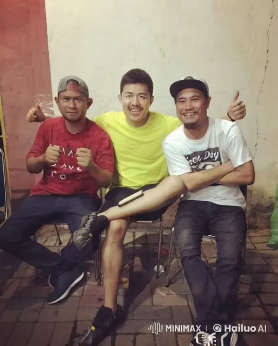 Three friends practice kung fu in a dynamic outdoor setting. – AI Generated Video | Hailuo AI