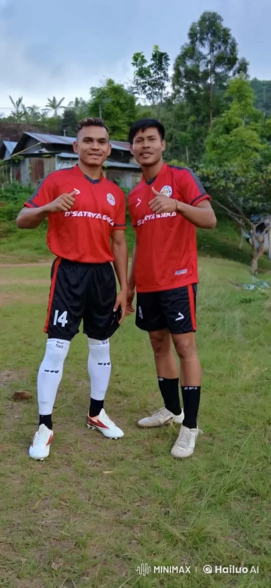 Two Men in D'SATRYA SAKA Shirts Compete in a Playful Fight on Grass – AI Generated Video | Hailuo AI