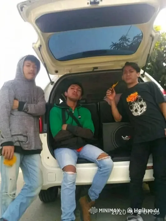 Young Men Practice Kungfu at Car Trunk in Suburban Setting – AI Generated Video | Hailuo AI