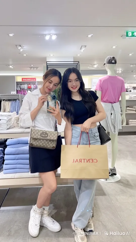 Casual Shoppers Transform into Martial Artists in Clothing Store Battle – AI Generated Video | Hailuo AI