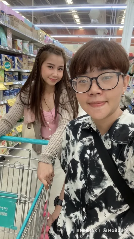 Martial Arts Battle in Supermarket Aisle – AI Generated Video | Hailuo AI